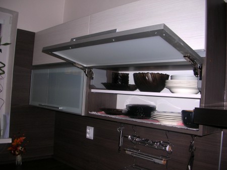 vnútko skrinky s výklopom AVENTOS  HK